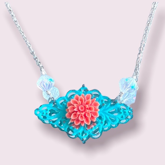Flower on Lace Necklace - Picture 5 of 8